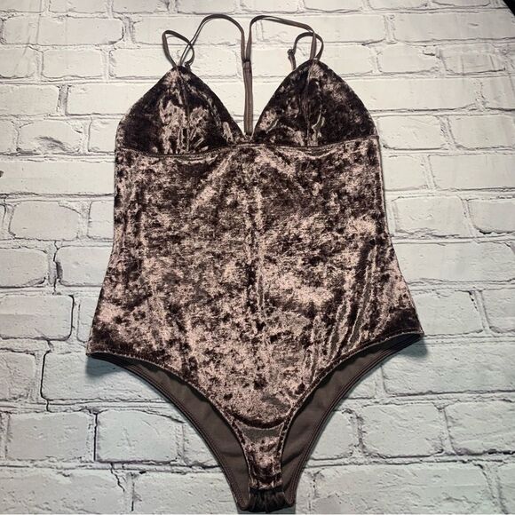 HONEY PUNCH Crushed Velvet Bodysuit Velvety Burgundy Brown - Picture 3 of 11